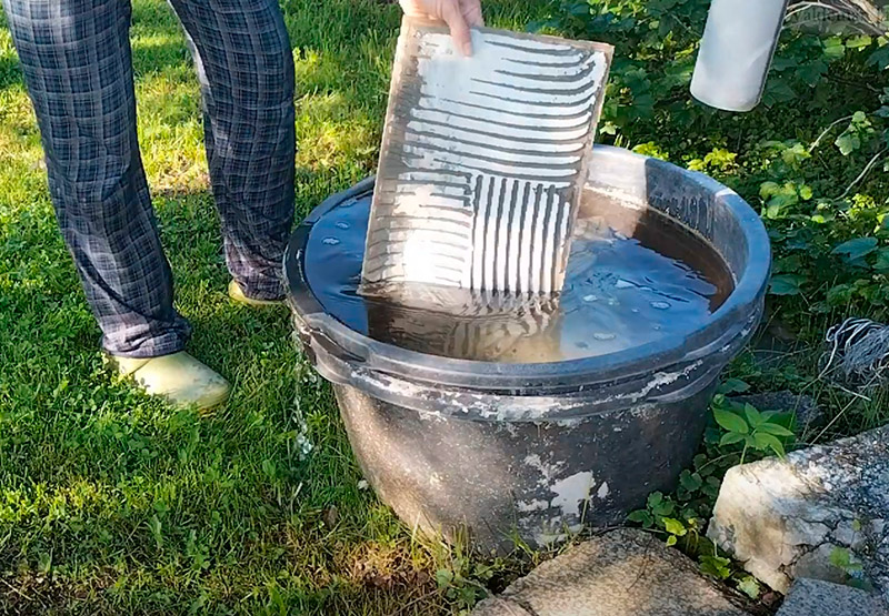 Замочить плитку с клеем в воде